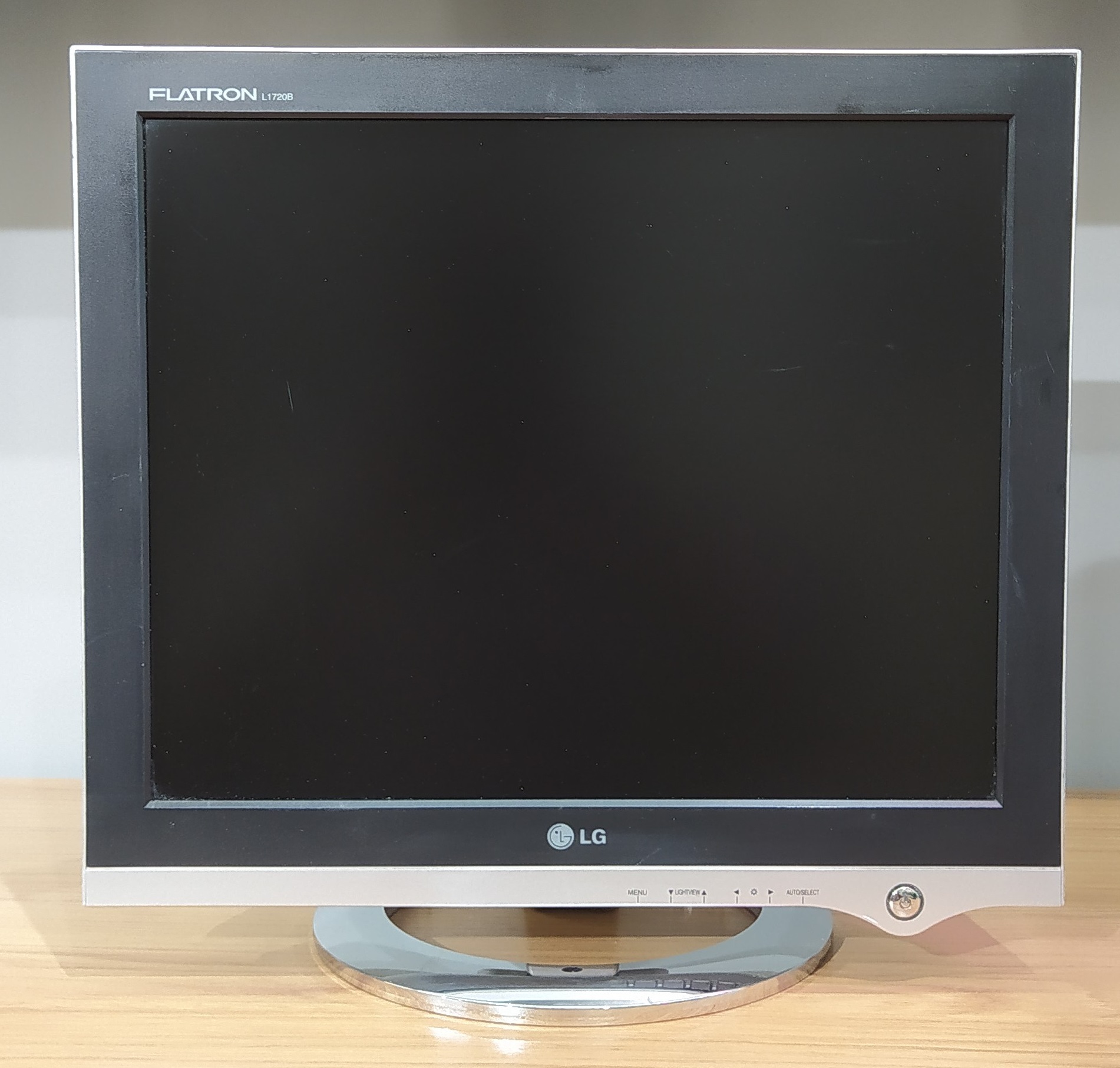 مانیتور ۱۷ اینچی ال‌جی مدل L1720B (گرید B) - دارای خش جزیی روی صفحه