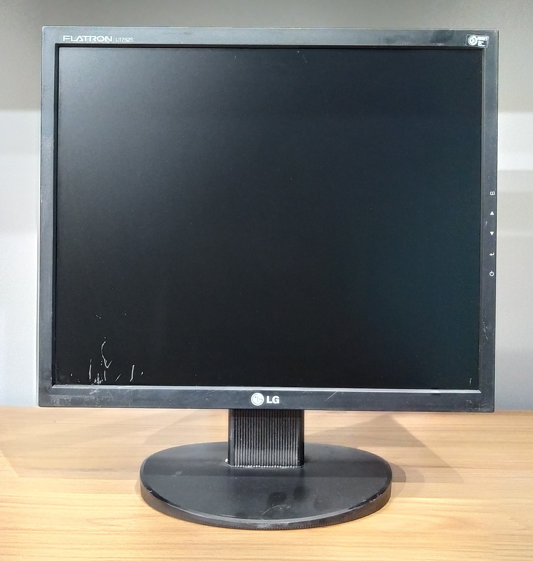 مانیتور ۱۷ اینچ ال‌جی مدل L1752S - گرید B (دارای خط و خش روی صفحه)